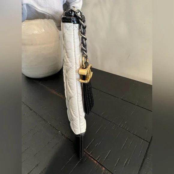 Chanel Gabrielle O Case Clutch Aged Calfskin - Picture 6 of 10